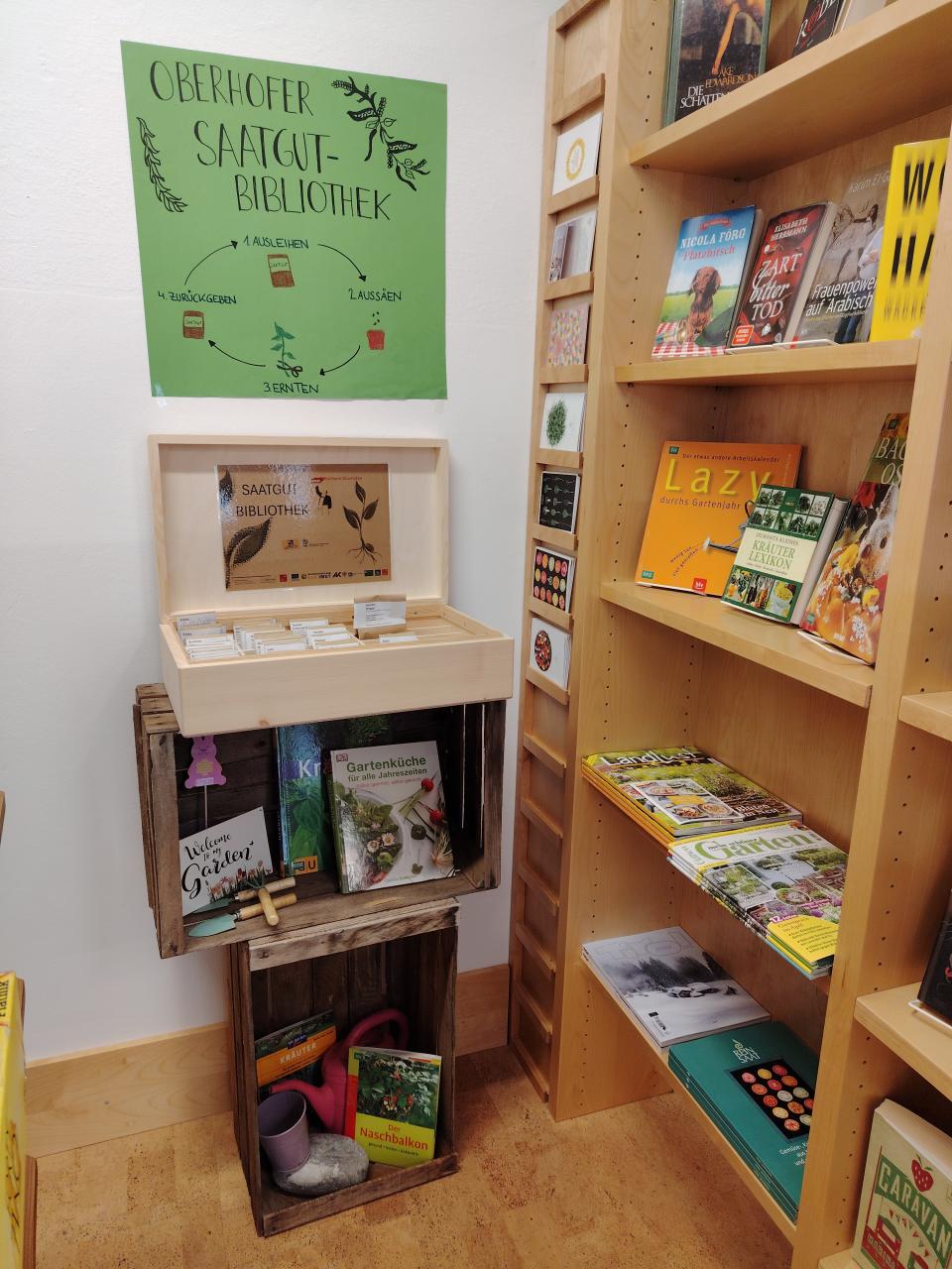 Saatgutbox und Gartenbücher in der Bücherei