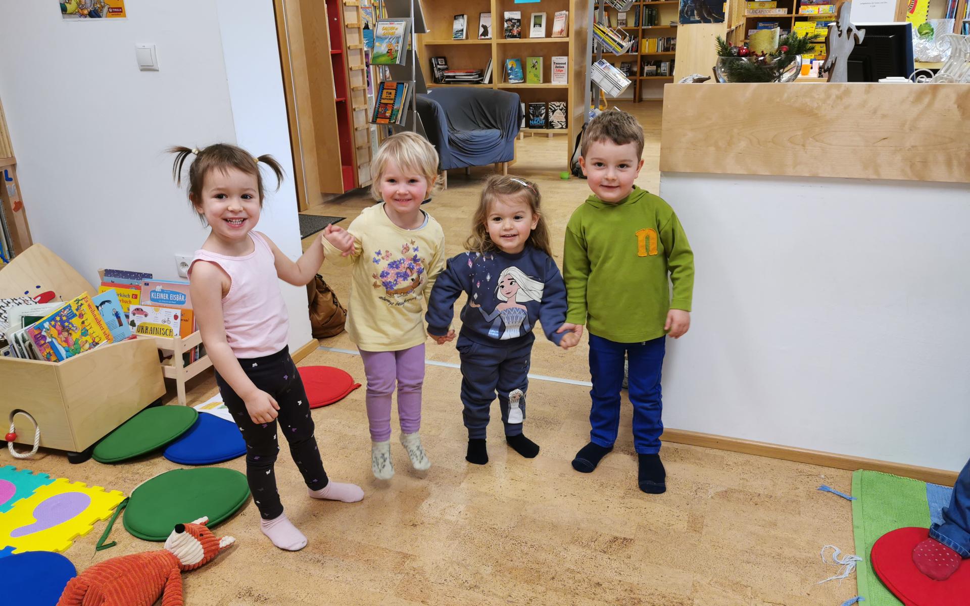 Kinder in der Bücherei