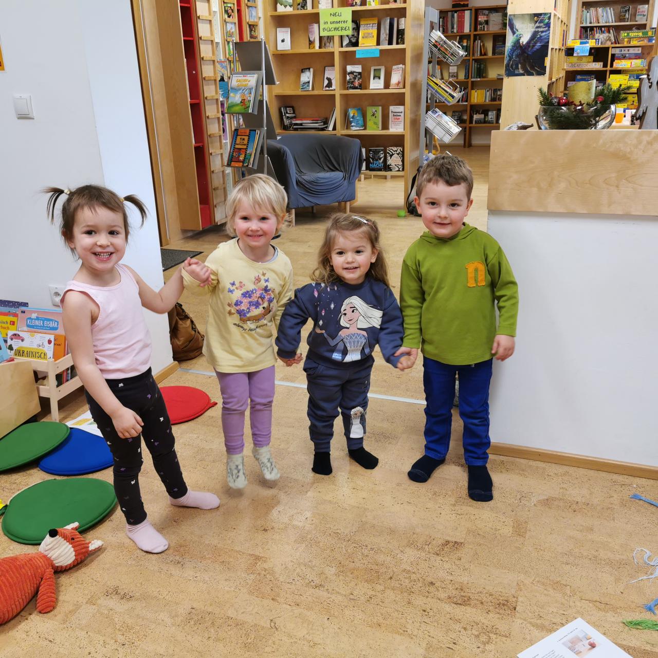 Kinder in der Bücherei