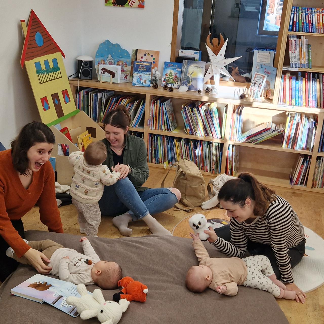 Mütter mit ihren Kindern in der Bücherei