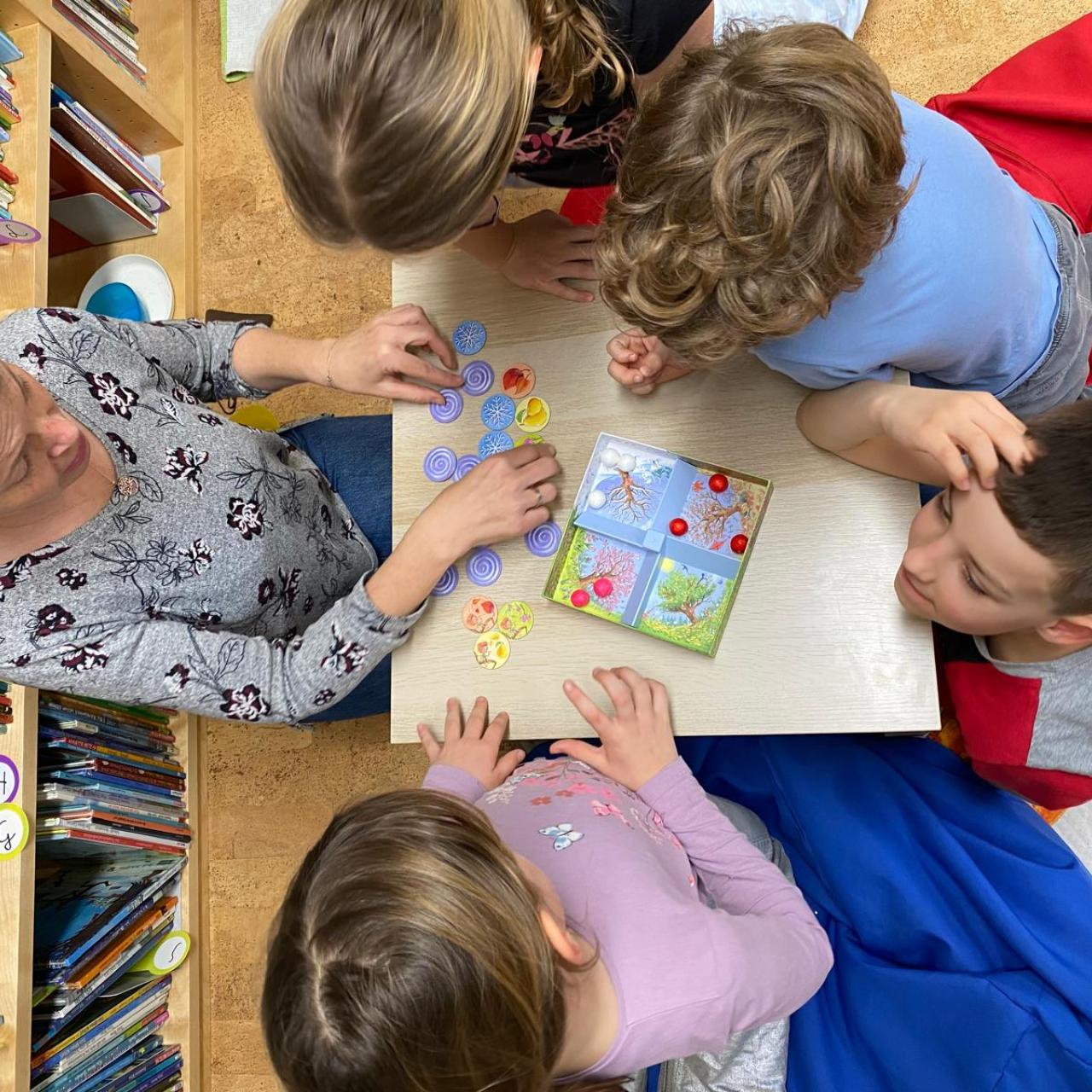 Büchereimitarbeiterin beim Spielen mit Kindern